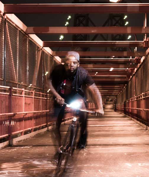 Radfahrer fährt Fahrrad mit hellem Licht