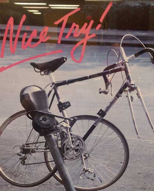 Foto eines gescheiterten Fahrraddiebstahls mit der Aufschrift „Nice Try“.